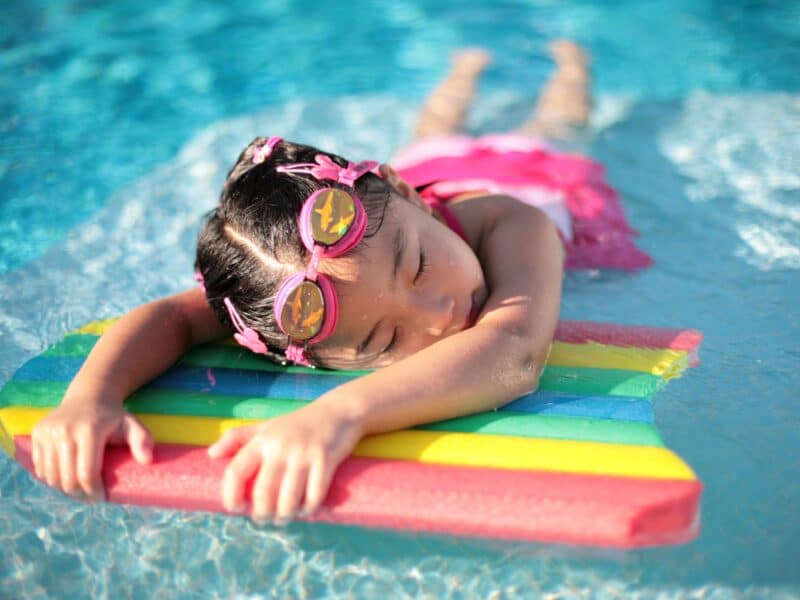 Consejos para mantener seguros a los niños en la piscina