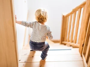 Mantén a tus pequeños a salvo: consejos para prevenir caídas en el hogar