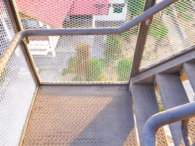 Mallas de seguridad vs. mosquiteros: Por qué confundirlos es un error fatal para tu mascota. Protegge Mallas de Seguridad